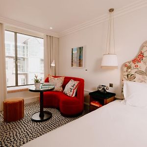 Kamer met een King Size Bed op de Hoek